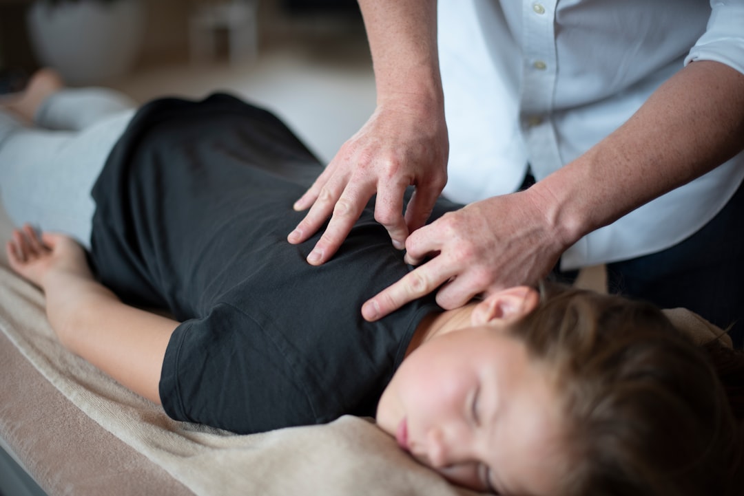 Chiropractor vs acupuncture pain relief comparison