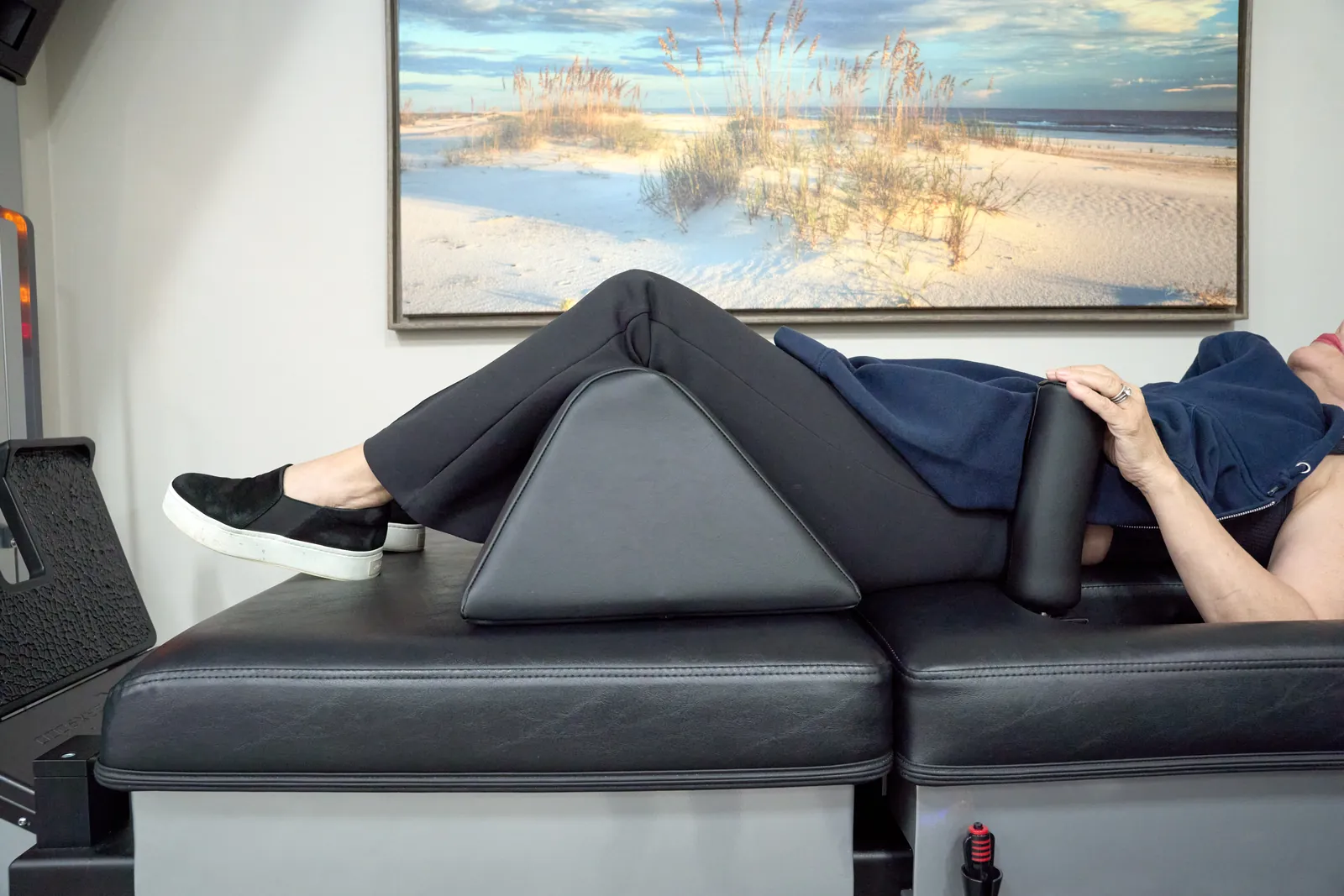 Sciatica decompression therapy leg elevation treatment at Novar&eacute;